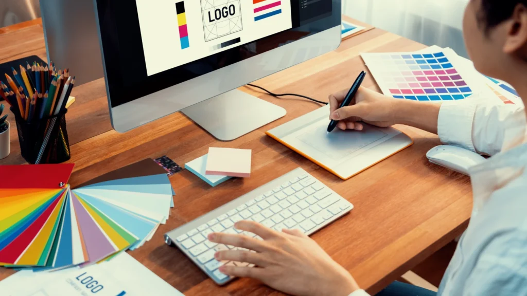 Profissional de Design no processo de criação de uma identidade visual de uma marca - efacont