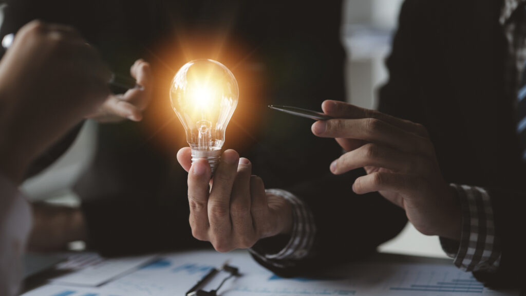 empresário tem uma ideia de negocio de  empreendedorismo em portugal -Efacont