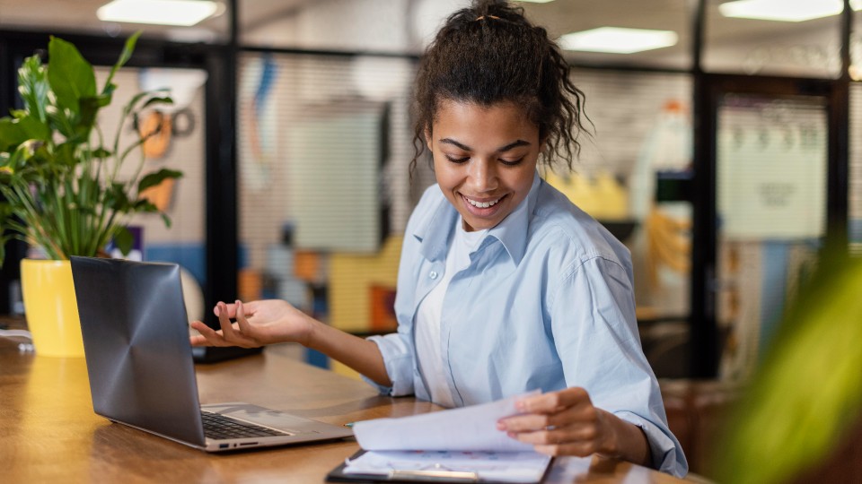 mulher a trabalhar no seu emprego - efacont