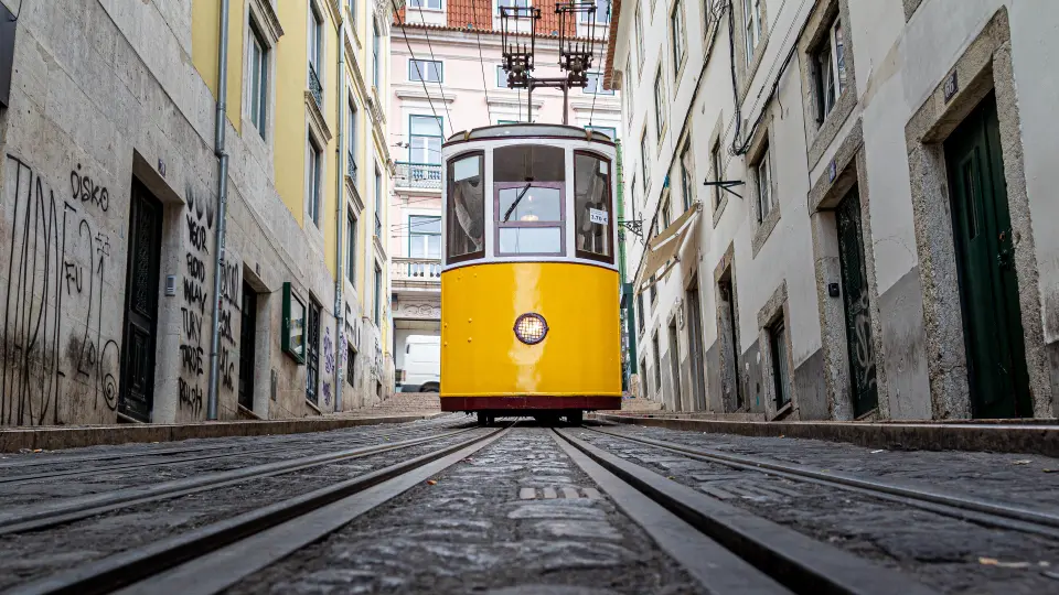 carro elétrico da cidade de lisboa que é uma das atrações túristicas portuguesas - efacont