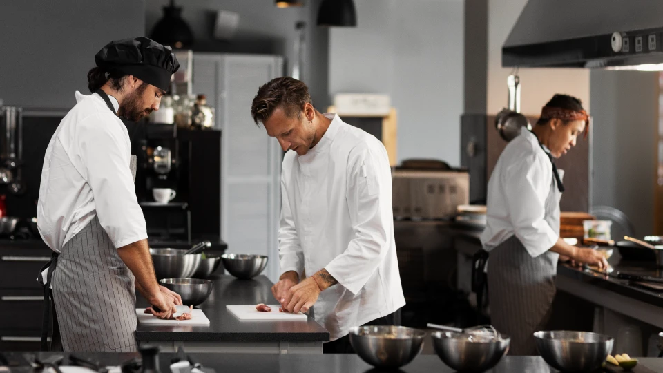 chefes de restauração a preparar a comida para servir em um restaurante - efacont