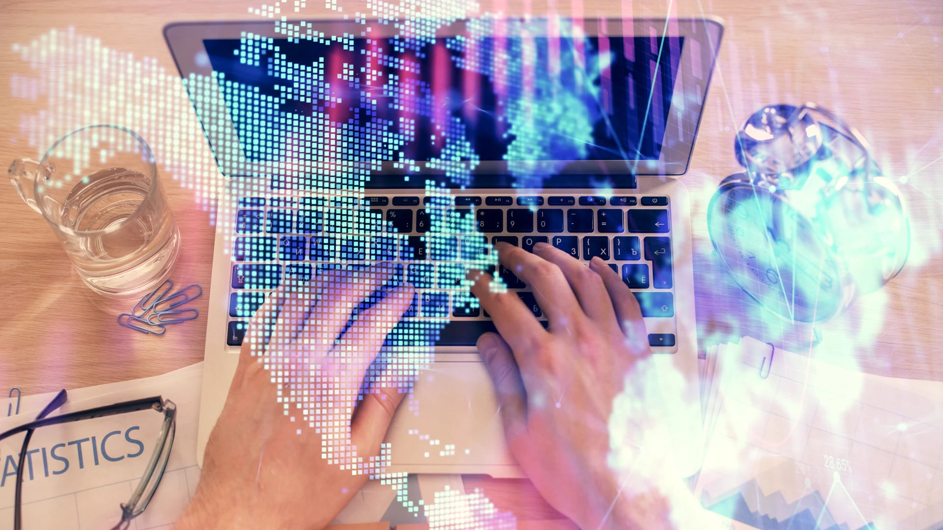 computador com graficos a representar as taxas de juros - efacont