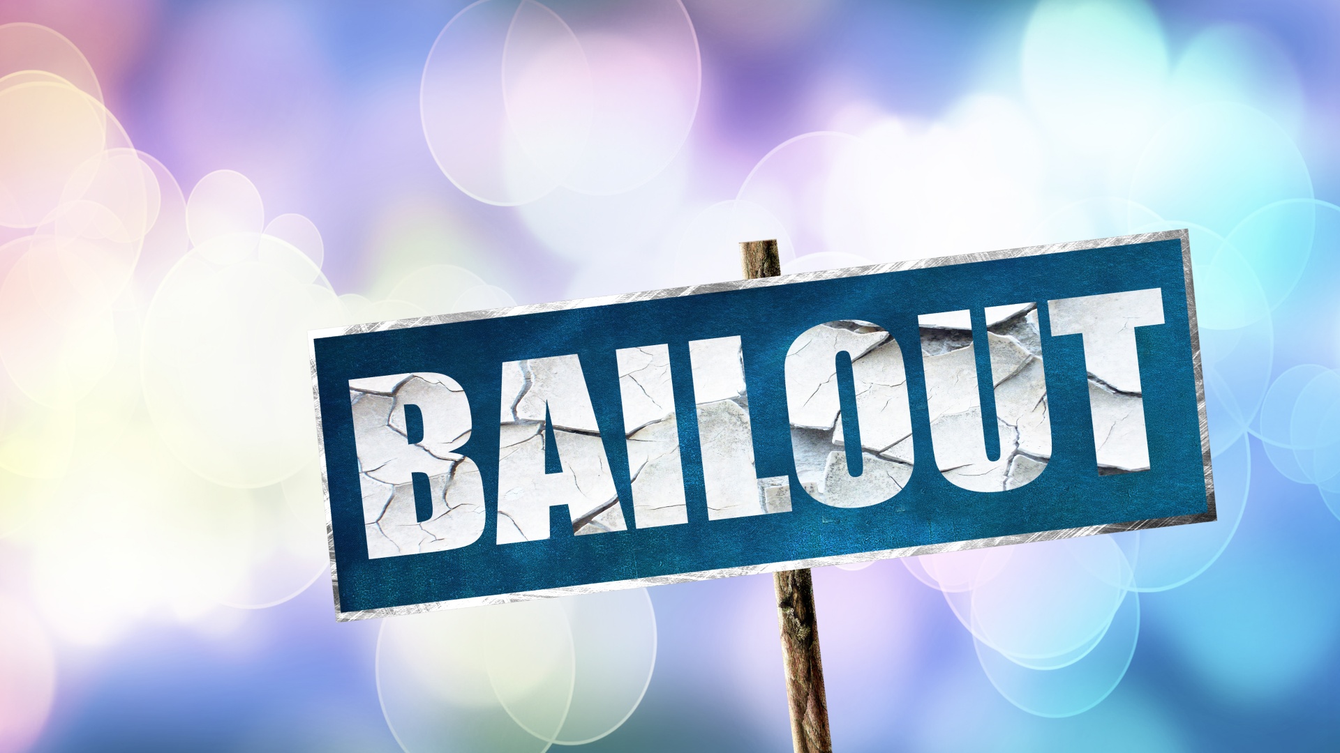Uma placa com as palavras "O QUE É BAILOUT" em letras grandes, brancas e desgastadas sobre um fundo azul. A placa é segurada por um pedaço de madeira. O fundo consiste em luzes bokeh multicoloridas e desfocadas em tons de roxo, azul, verde e branco. - Efacont
