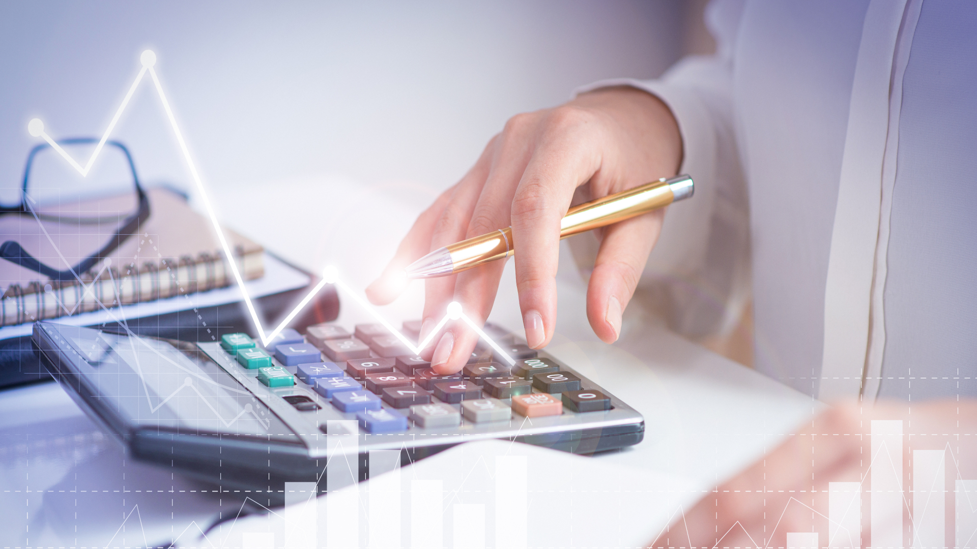 Close-up da mão de um CFO usando uma calculadora, pressionando botões com uma caneta. Um caderno e uma sobreposição de gráfico com linhas de dados crescentes e gráficos de barras são visíveis, simbolizando análise financeira ou orçamento. A cena é bem iluminada, transmitindo um ambiente de trabalho profissional. - Efacont