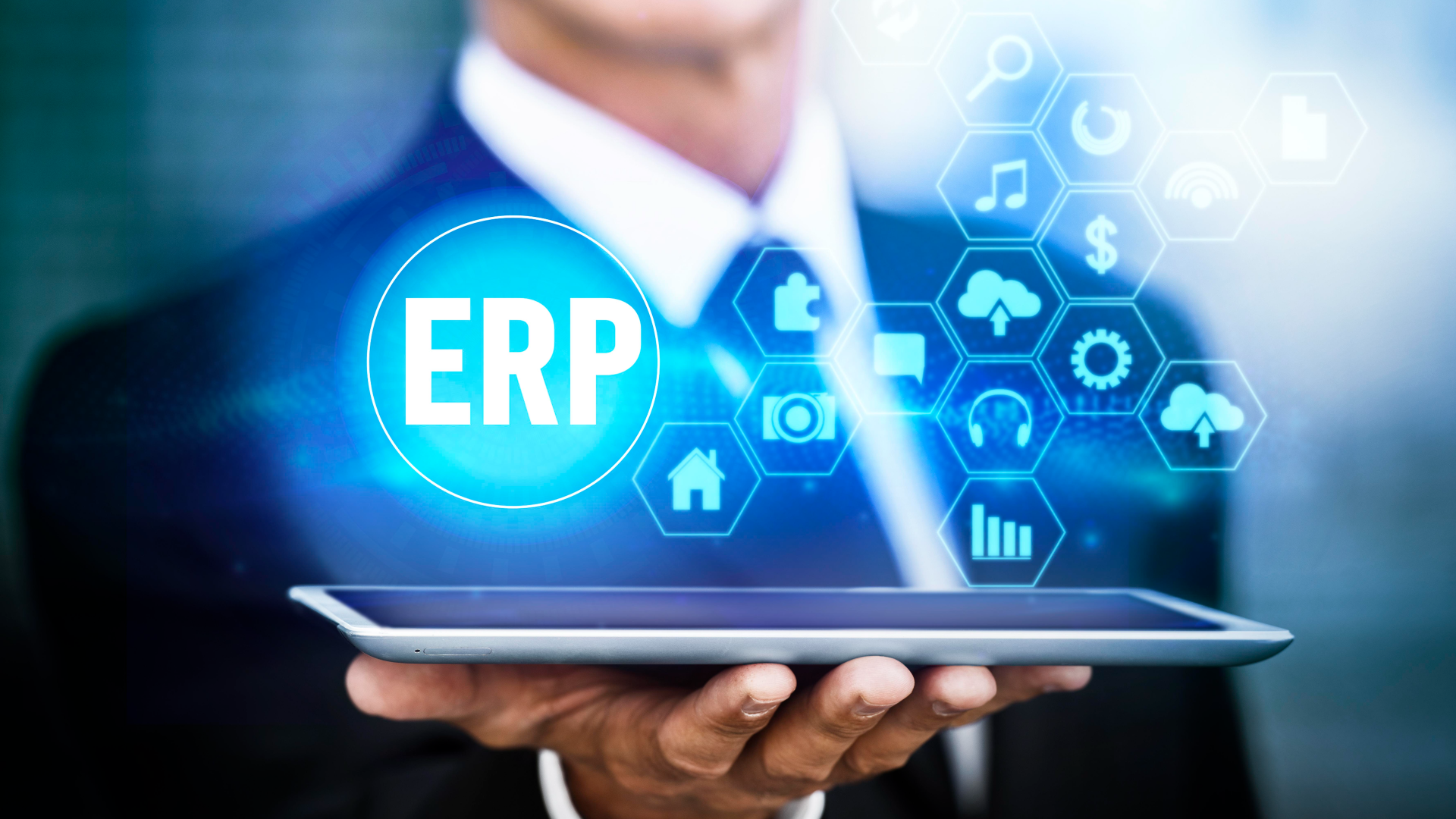 Uma pessoa de terno segura um tablet, com um ícone brilhante de "ERP" (Enterprise Resource Planning) acima dele. Ao redor do ícone do software de planeamento ERP há hexágonos contendo símbolos para várias funções como home, settings e communication, definidos contra um fundo azul digital e futurista. - Efacont