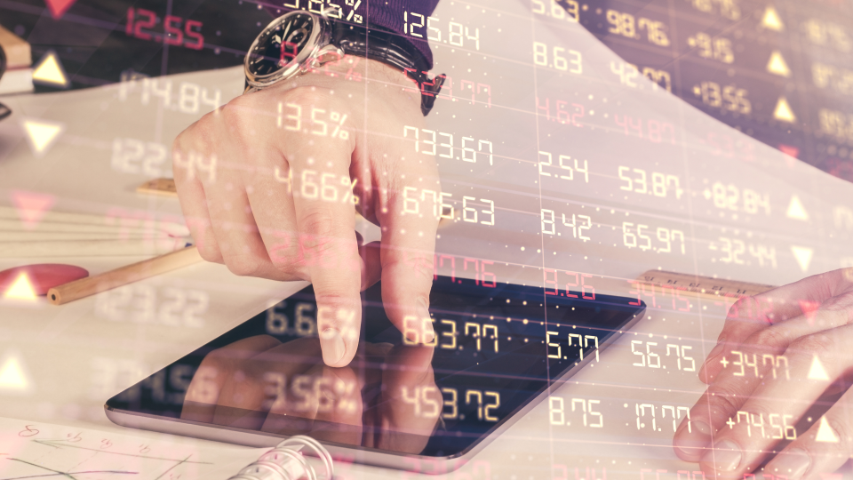 Uma pessoa interage com um tablet em uma mesa, cercada por documentos financeiros e um lápis. A tela reflete vários números de ações e porcentagens, enfatizando o mercado Forex dinâmico. Um relógio é visível no pulso, enquanto uma sobreposição de dados do mercado de ações digitais aprimora o tema da análise financeira. - Efacont