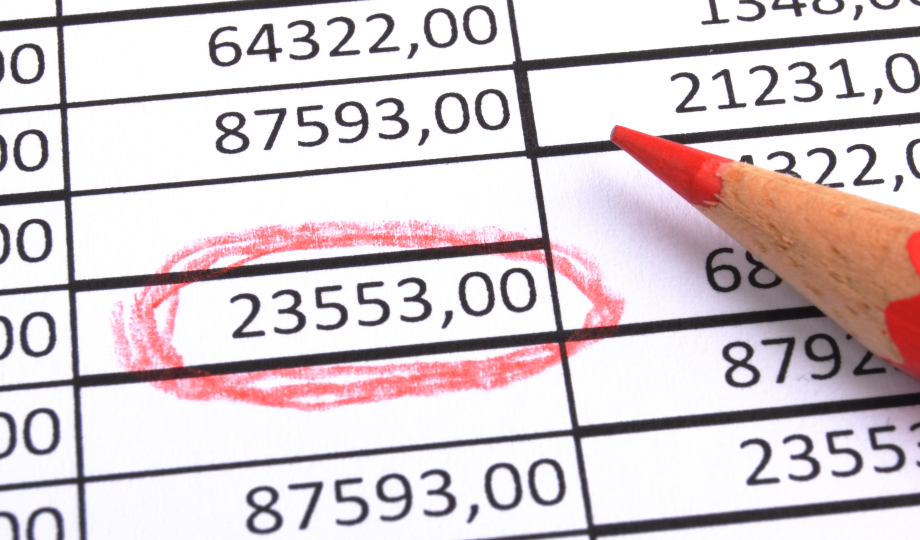 Close-up de uma tabela financeira com números, onde o valor "23553,00" está circulado em vermelho, possivelmente destacando uma nota de débito. Um lápis vermelho com ponta afiada repousa ao lado do número circulado, entre outros valores semelhantes. - Efacont