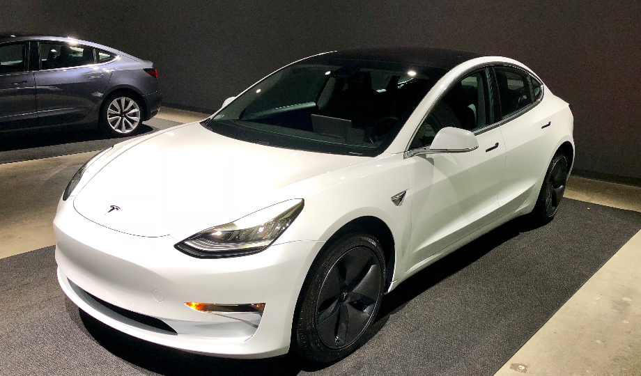 Um sedã elétrico branco 2025 com curvas elegantes e acabamento brilhante está estacionado em um carpete escuro. Ele ostenta um teto de vidro e distintas capas de rodas pretas. Destacando seu design aerodinâmico, este modelo exemplifica o apelo moderno dos carros elétricos com custo-benefício excepcional. - Efacont