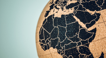 Um close-up de um globo mostrando partes da África, Oriente Médio e sul da Europa destaca as fronteiras dos países — perfeito para quem tem interesse em investir na costa do marfim e aprender sobre geografia regional. - Efacont