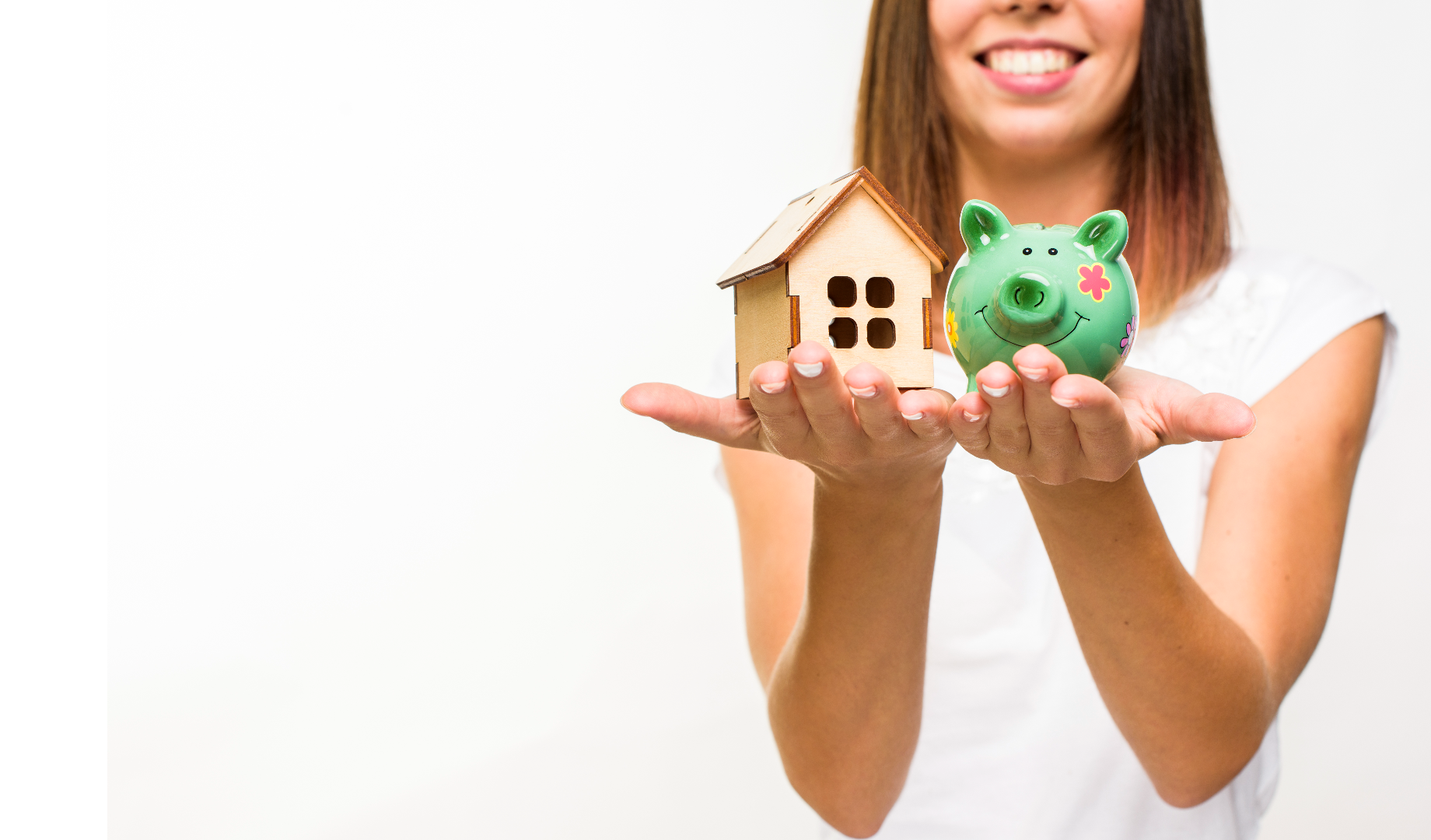 Uma mulher sorridente segura um modelo de uma pequena casa de madeira e um cofrinho verde com flores, simbolizando a economia para a compra de uma casa e uma boa taxa de poupança. Seu rosto está parcialmente visível, com foco em suas mãos e nos objetos contra um fundo branco. - Efacont