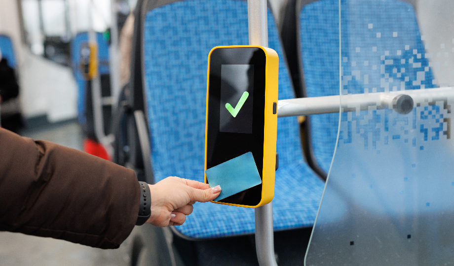 Uma mão segurando um cartão, simbolizando o impacto da Transformação Digital Portugal nas interações diárias. - Efacont